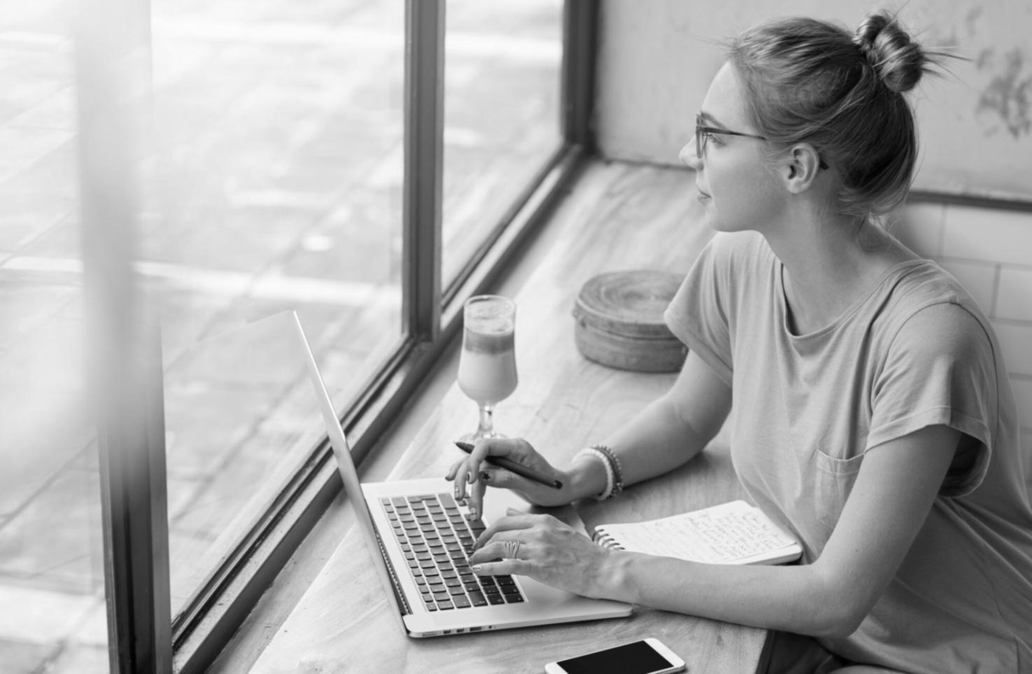 Moderne Arbeitsplätze in einem Tech-Unternehmen